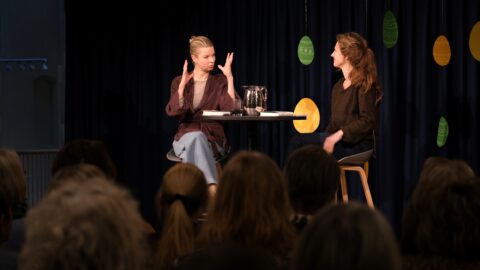 Linn Ullmann og Kaja Schjerven Mollerin sitter på scenen foran en full sal.
