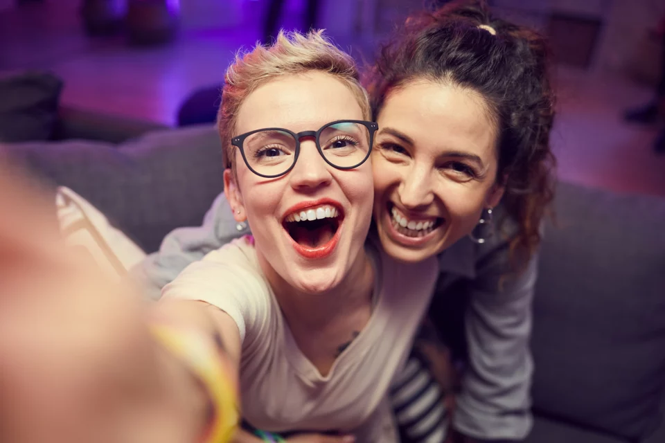 To kvinner tar en selfie på et Litteraturhuset-arrangement